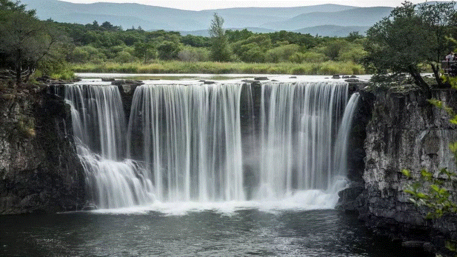 2023七年级语文下册第5单元18紫藤萝瀑布第1课时课件（部编版）.pptx_第1页